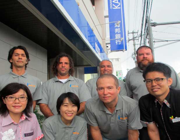 equipo de Inicia y personal del banco